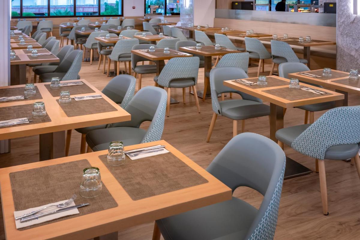Un restaurante o sitio para comer en GHT Oasis Park & Spa