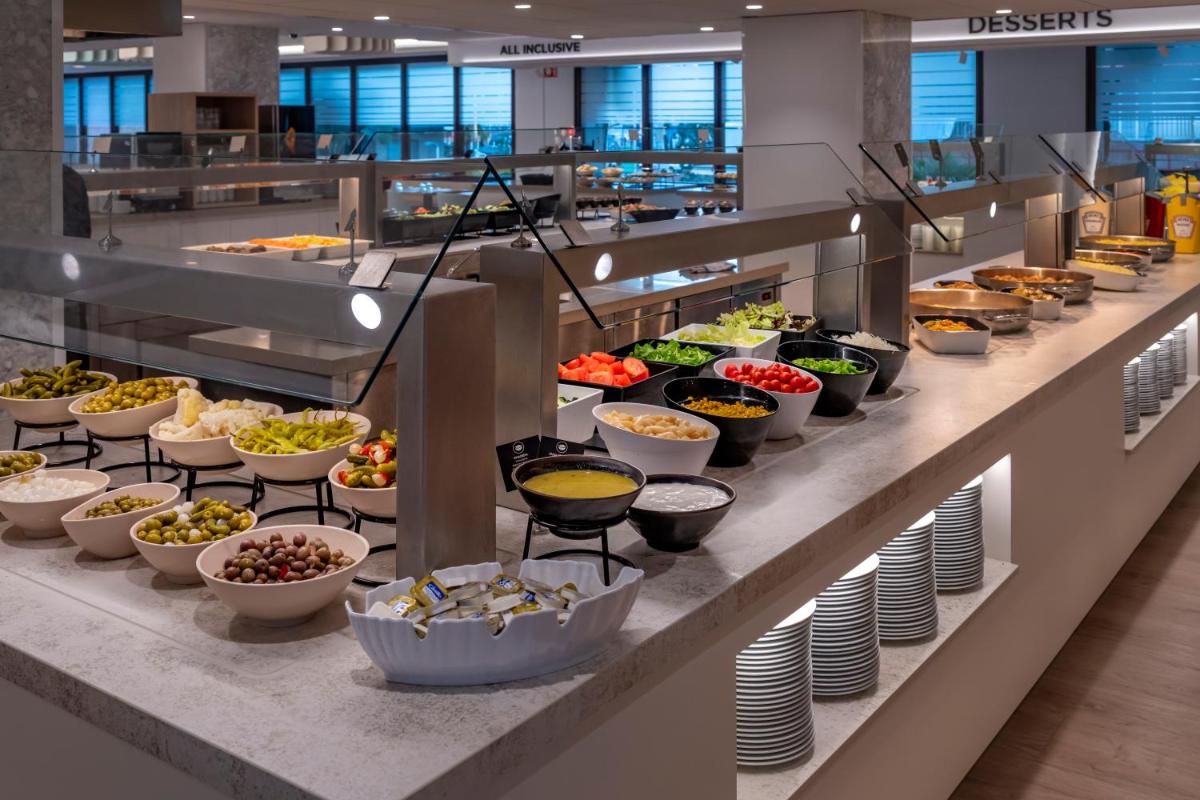 Comida en o cerca de este hotel