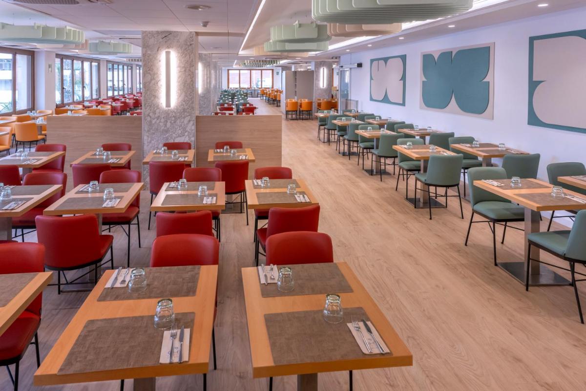 Un restaurante o sitio para comer en GHT Oasis Park & Spa