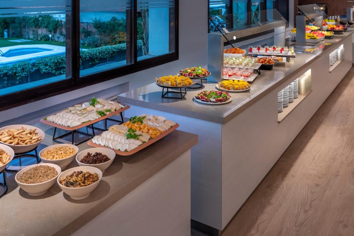 Comida en o cerca de este hotel