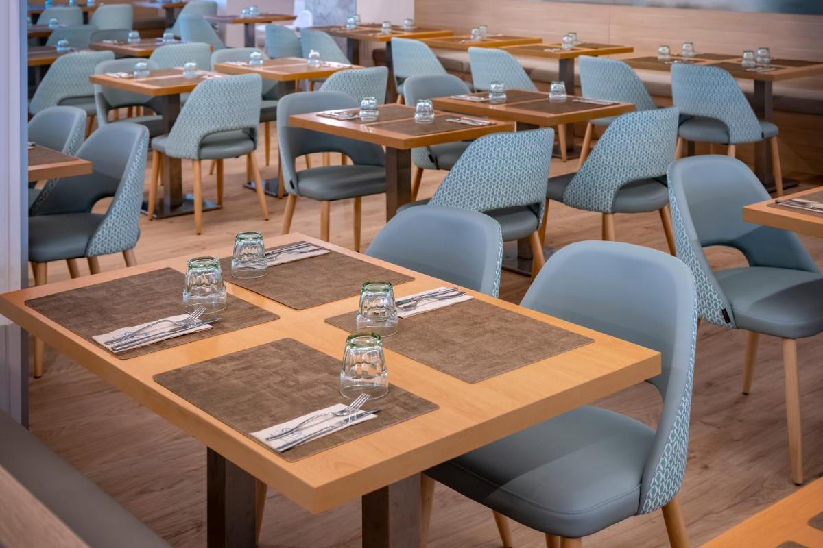 Un restaurante o sitio para comer en GHT Oasis Park & Spa