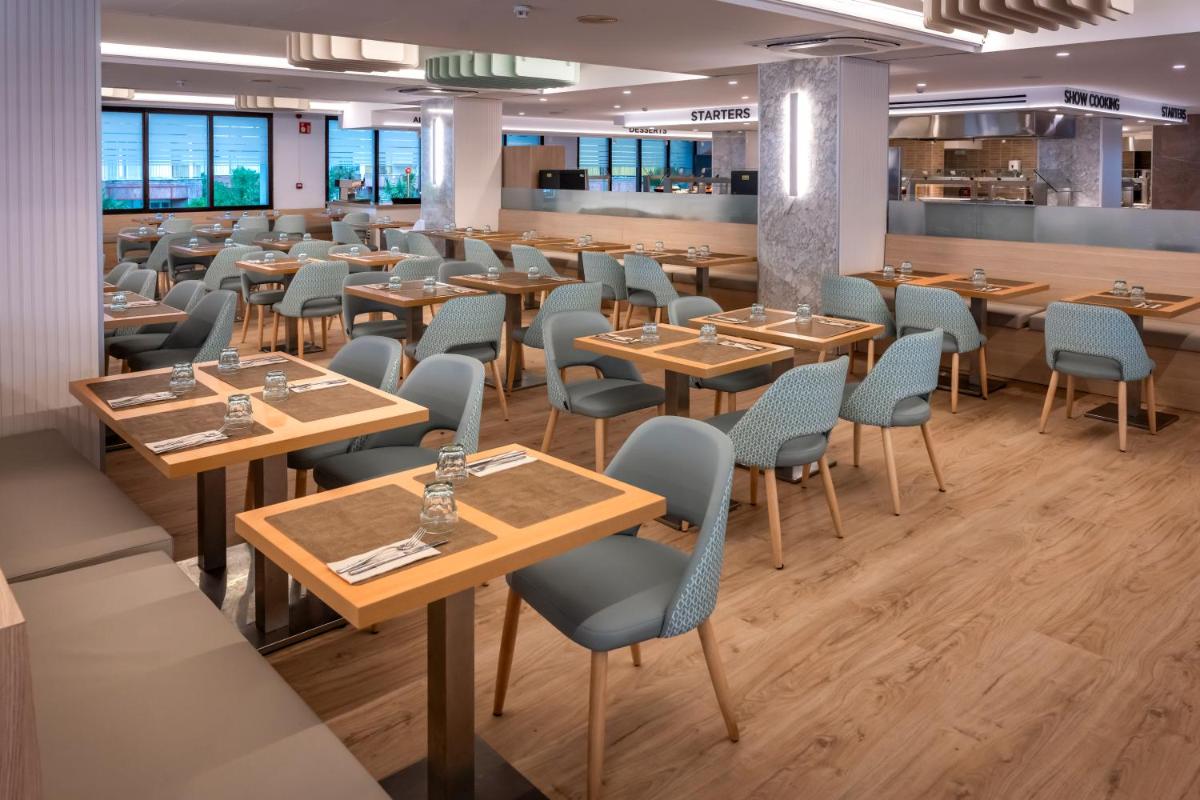 Un restaurante o sitio para comer en GHT Oasis Park & Spa