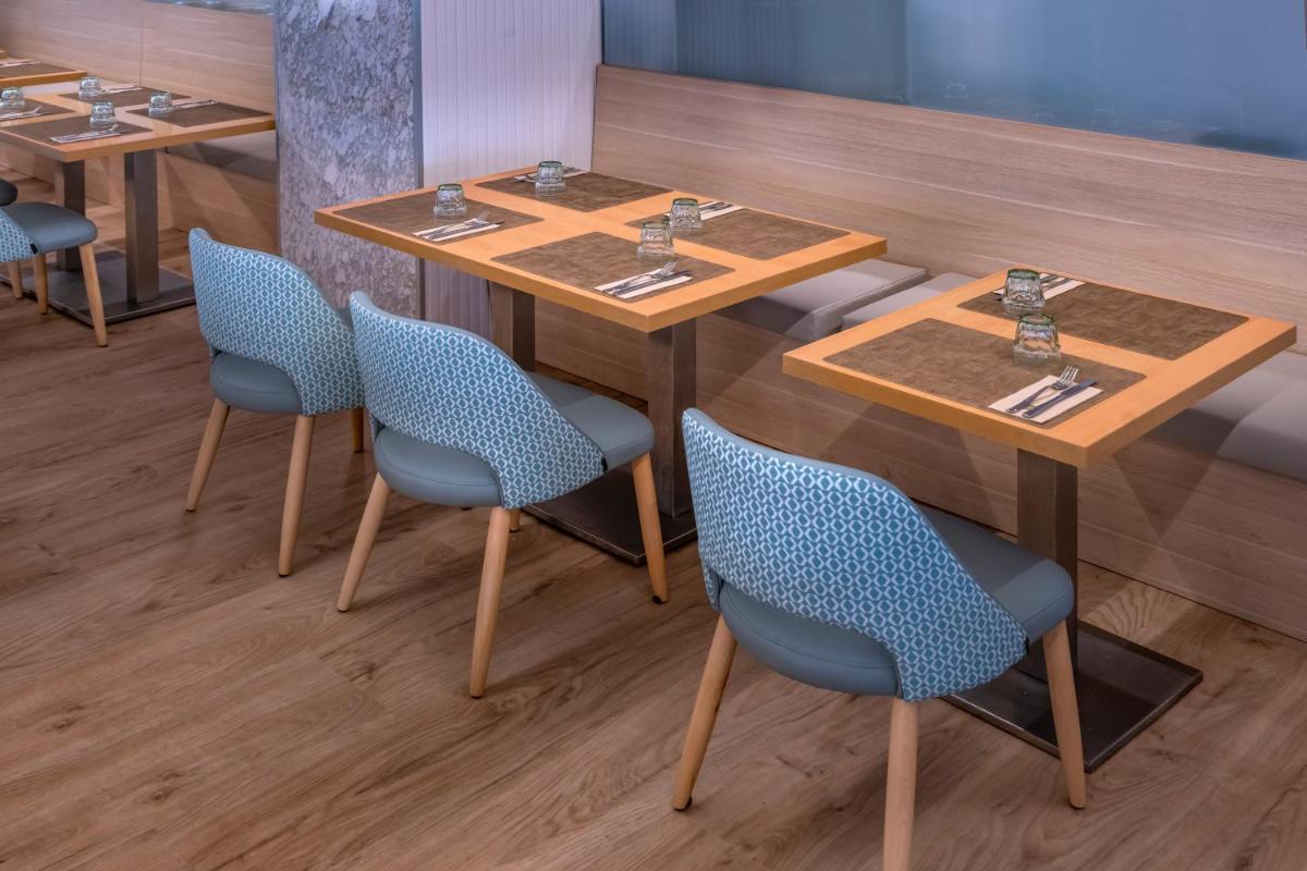 Un restaurante o sitio para comer en GHT Oasis Park & Spa