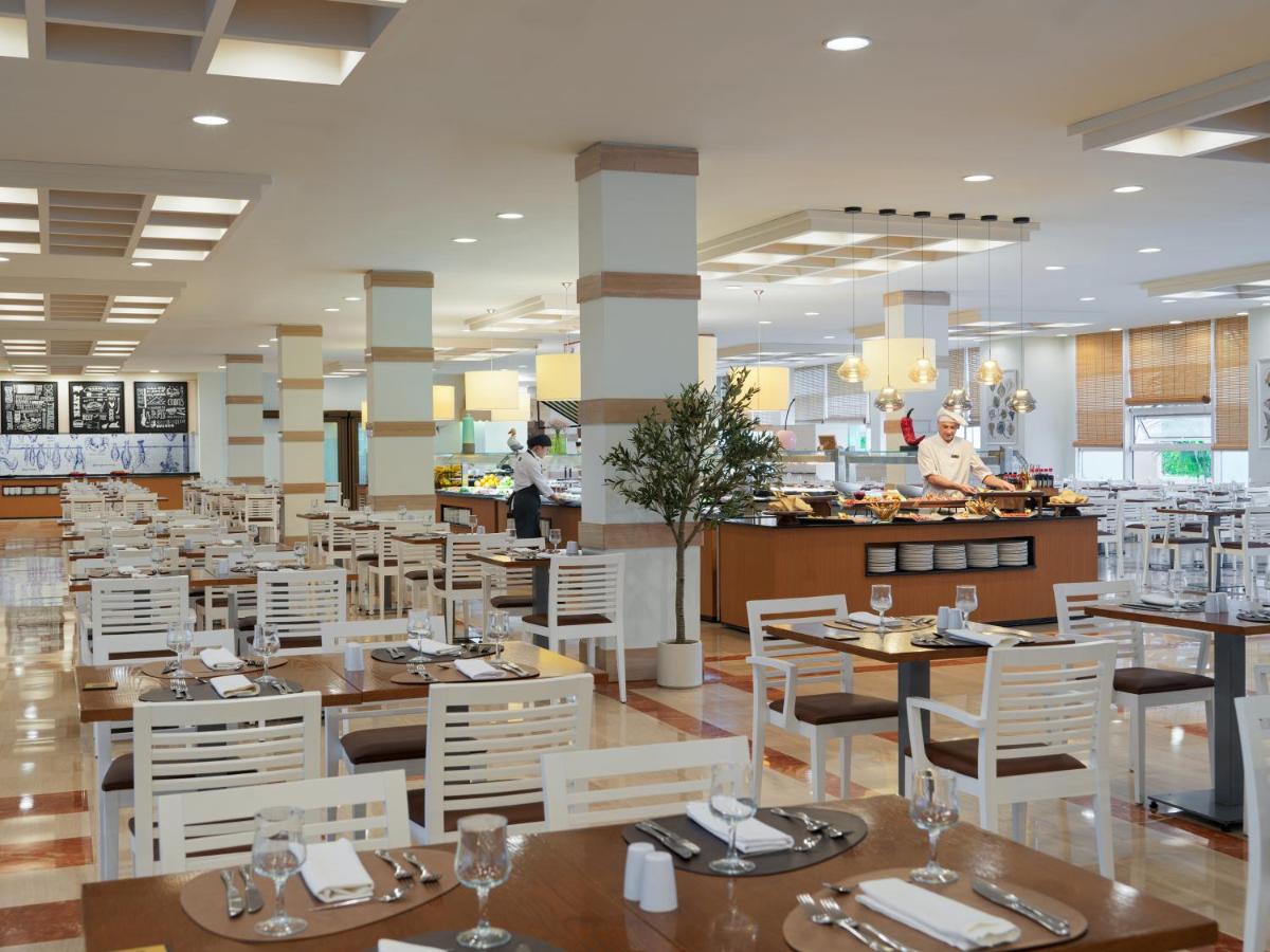 Un restaurante o sitio para comer en H10 Salauris Palace