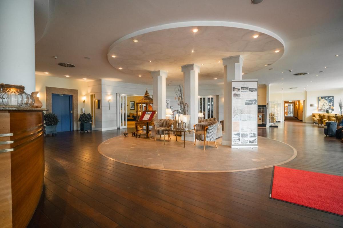 Ein Restaurant oder anderes Speiselokal in der Unterkunft Grand Hotel Binz