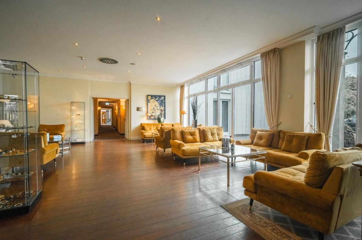 Ein Sitzbereich in der Unterkunft Grand Hotel Binz