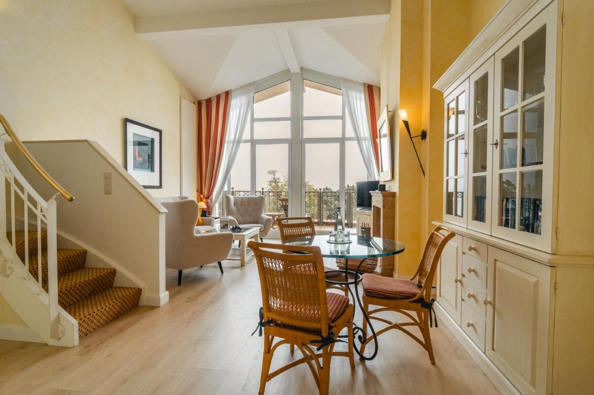 Ein Sitzbereich in der Unterkunft Grand Hotel Binz