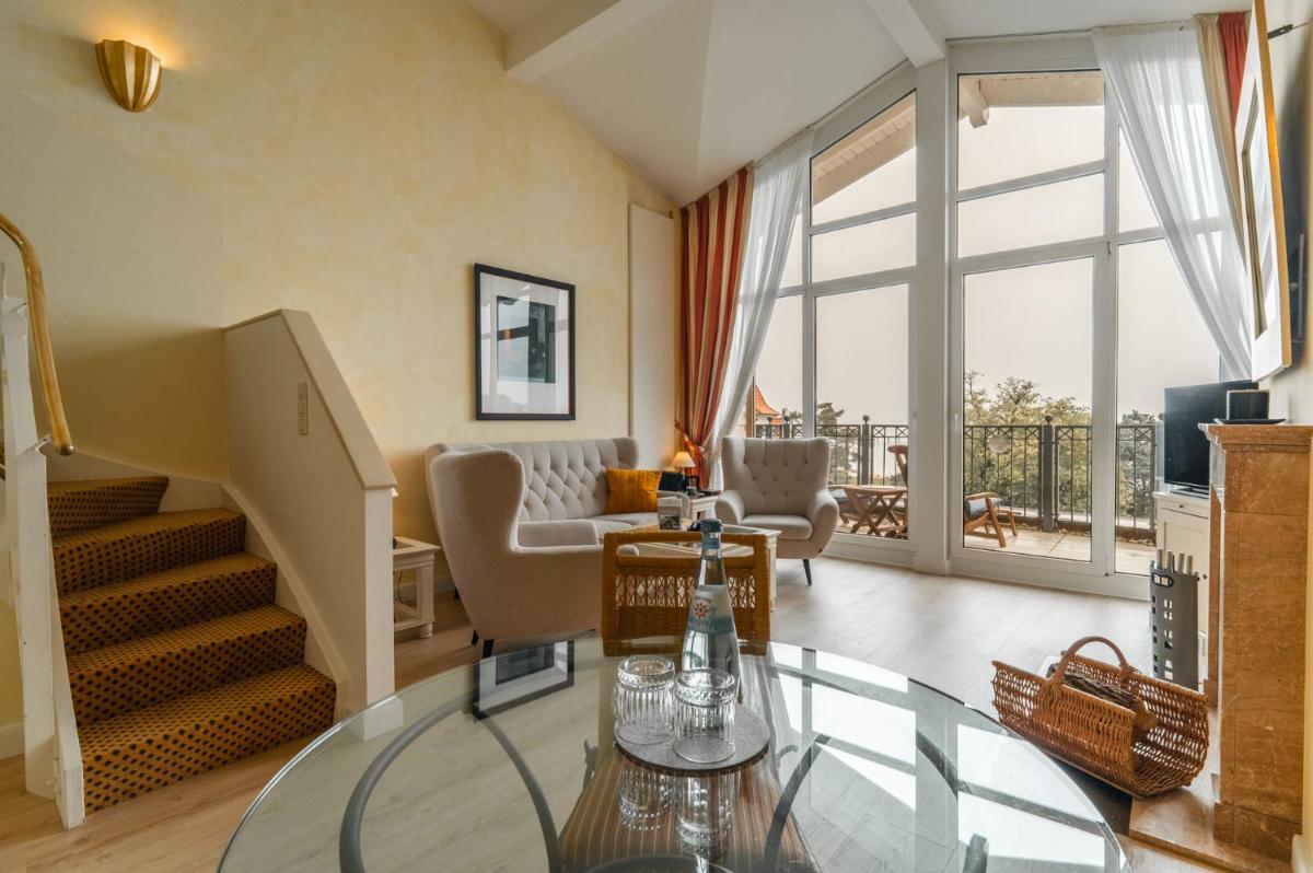 Ein Sitzbereich in der Unterkunft Grand Hotel Binz