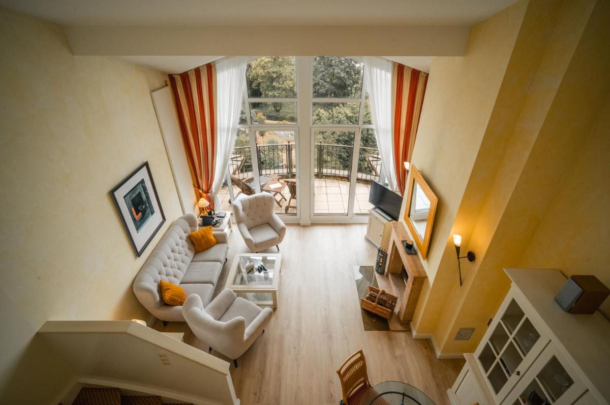 Ein Sitzbereich in der Unterkunft Grand Hotel Binz