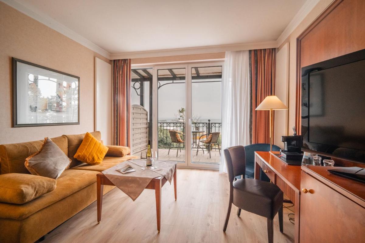 ein Wohnzimmer mit Couch und Tisch in der Unterkunft Grand Hotel Binz in Binz