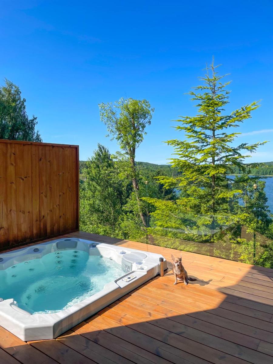 Zloty, a Skromny - ogrodzony domek z jacuzzi i widokiem na jezioro - Housity