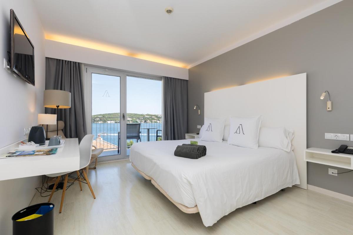 Un dormitorio con una gran cama blanca y un balcón. en ARTIEM Carlos - Adults Only, en Es Castell 88 fotos más