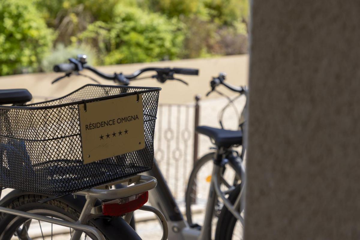Vélo sur le terrain de l'établissement Résidence Omigna ou dans les environs