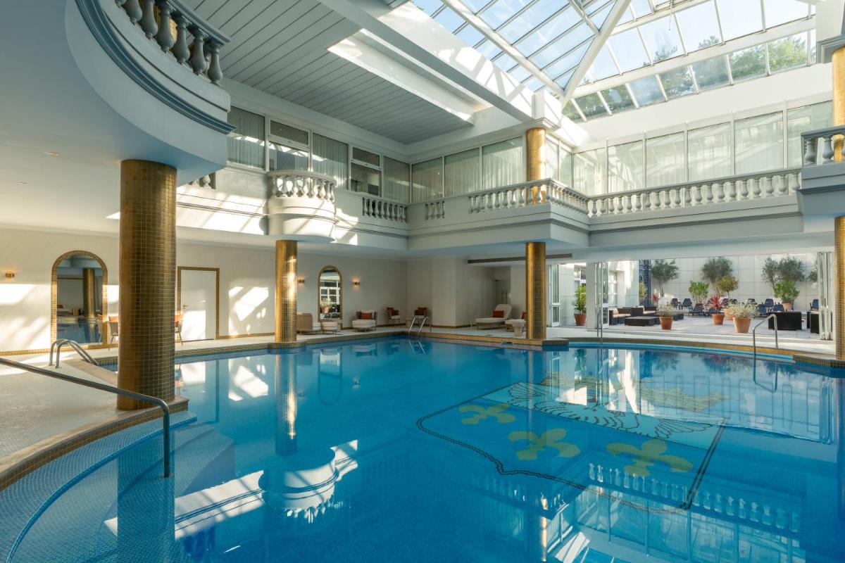 Piscine de l'établissement Waldorf Astoria Versailles - Trianon Palace ou située à proximité