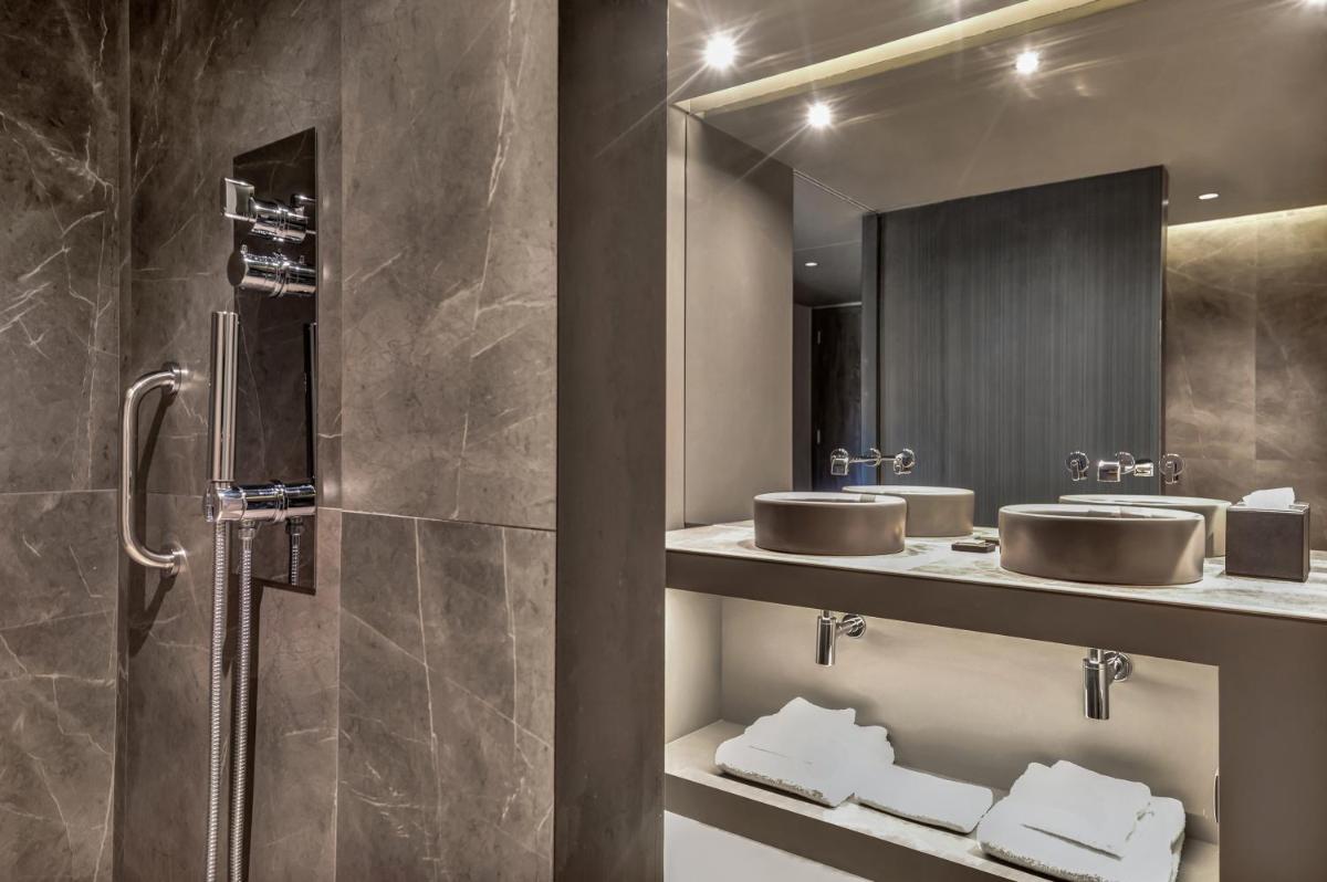 Uma casa de banho em Hilton Porto Gaia