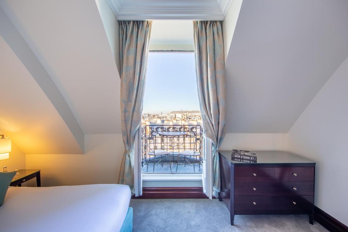 Un ou plusieurs lits dans un hébergement de l'établissement Hôtel Pont Royal Paris