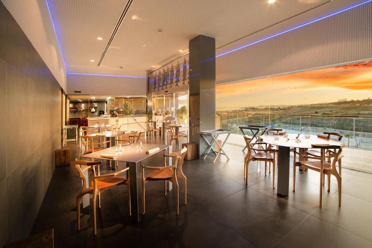 Un restaurante o sitio para comer en Leiro Residences - Preferred Hotels & Resorts