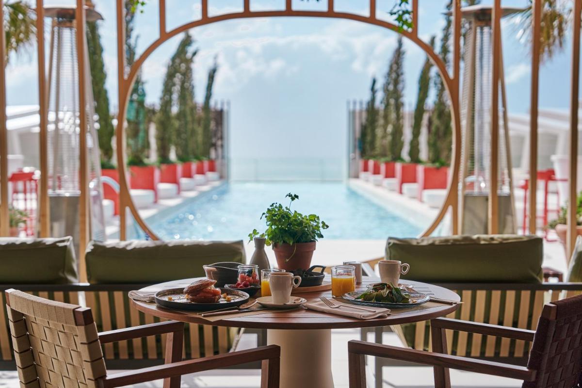 Comida en o cerca de este hotel