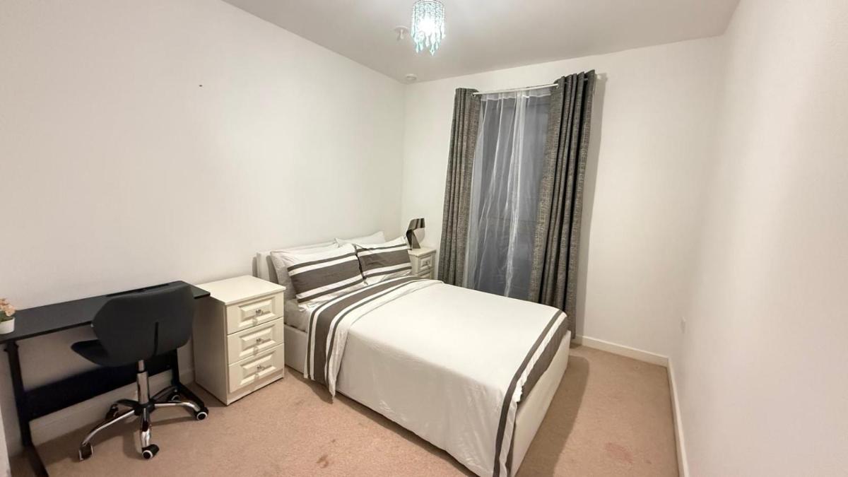 Stylish 2BR Apartment Near Wembley Stadium - Balcony & Parking - Housity