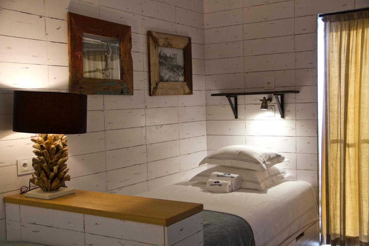 Uma cama ou camas num quarto em Surfers Lodge Peniche