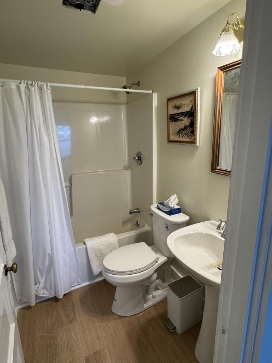High Tide Inn on the Ocean, Motel and Cottages - Housity