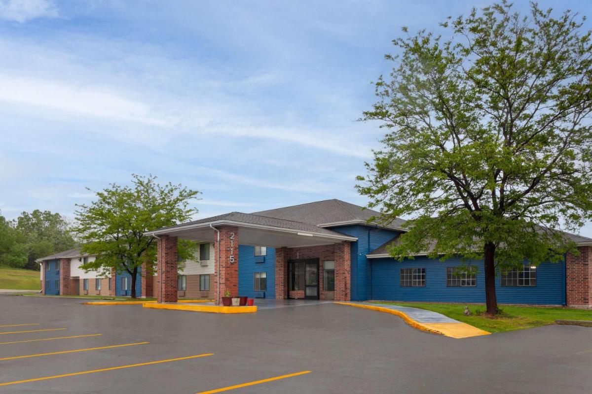 AmericInn by Wyndham Reedsburg - Housity