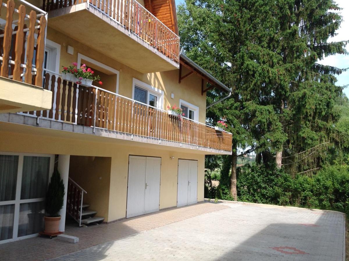 Attila Apartmanház - Housity