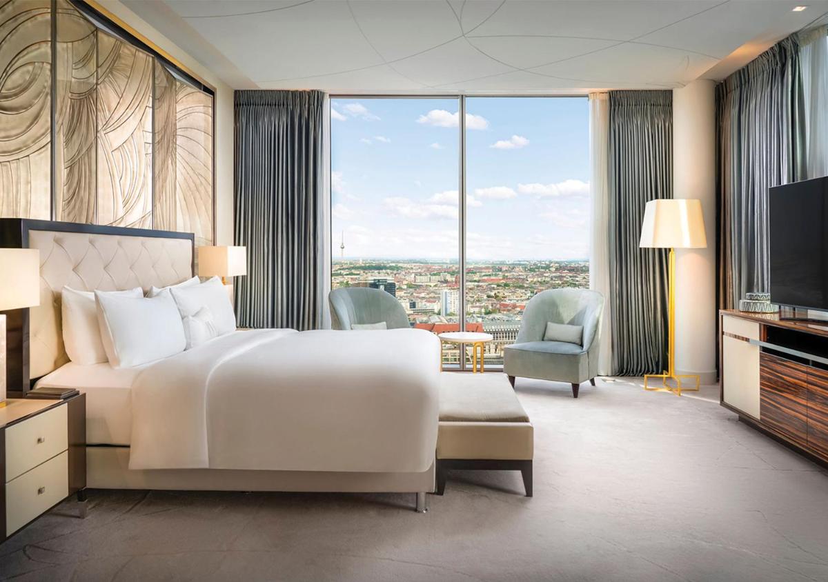 Ein Bett oder Betten in einem Zimmer der Unterkunft Waldorf Astoria Berlin