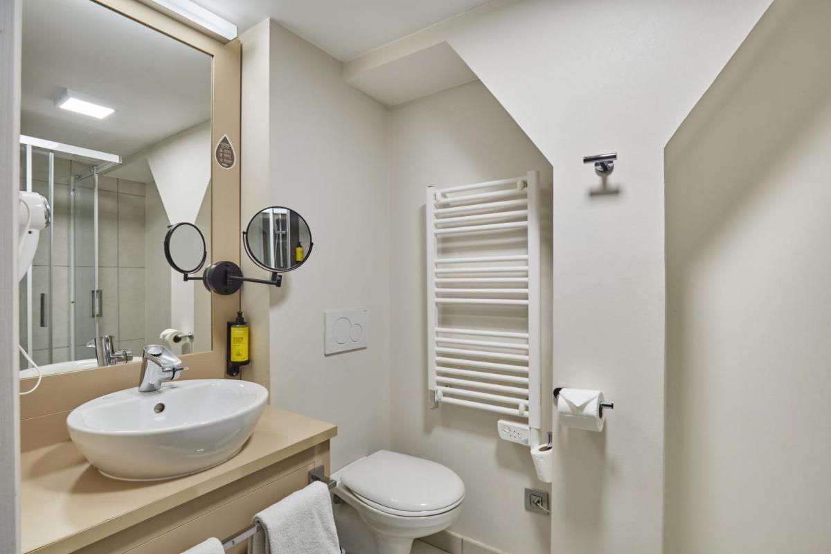 Salle de bains dans l'établissement Appart'hôtel Odalys City - Dijon Centre Les Cordeliers