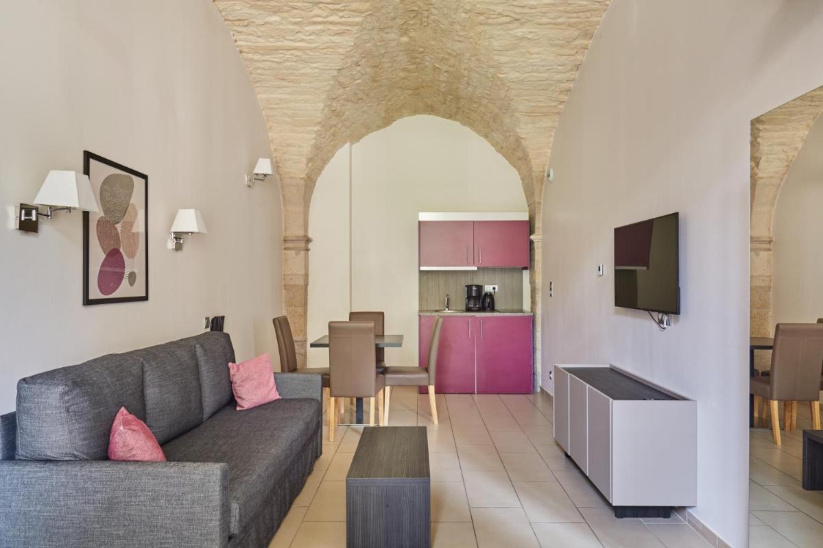 Télévision ou salle de divertissement dans l'établissement Appart'hôtel Odalys City - Dijon Centre Les Cordeliers