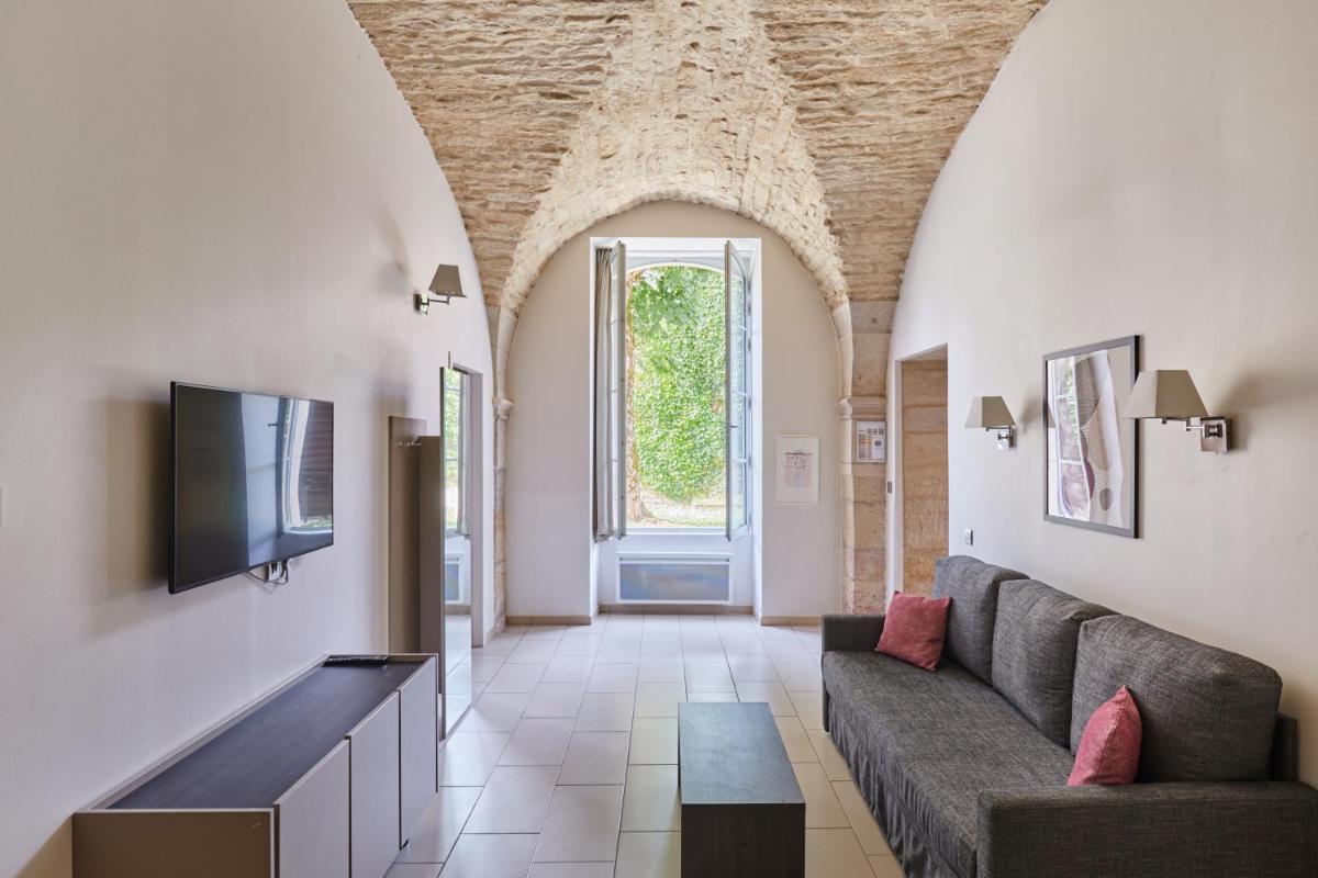 Télévision ou salle de divertissement dans l'établissement Appart'hôtel Odalys City - Dijon Centre Les Cordeliers