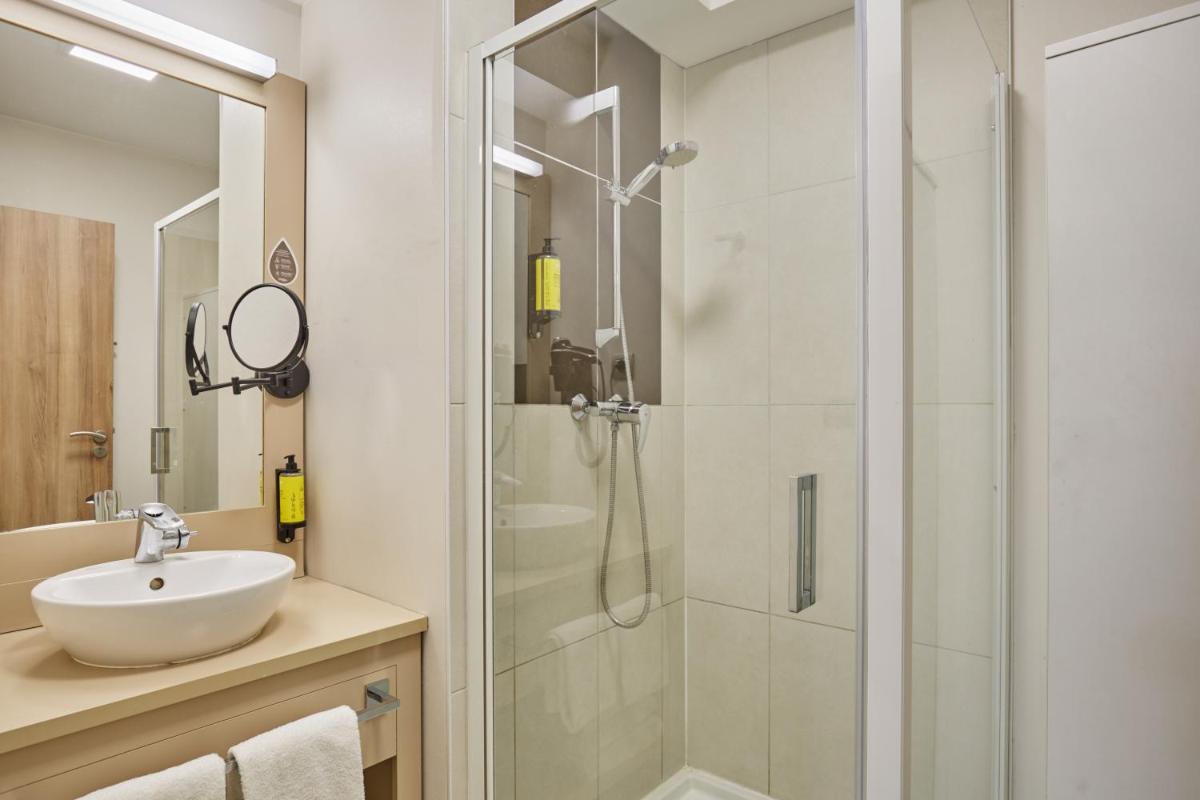 Salle de bains dans l'établissement Appart'hôtel Odalys City - Dijon Centre Les Cordeliers