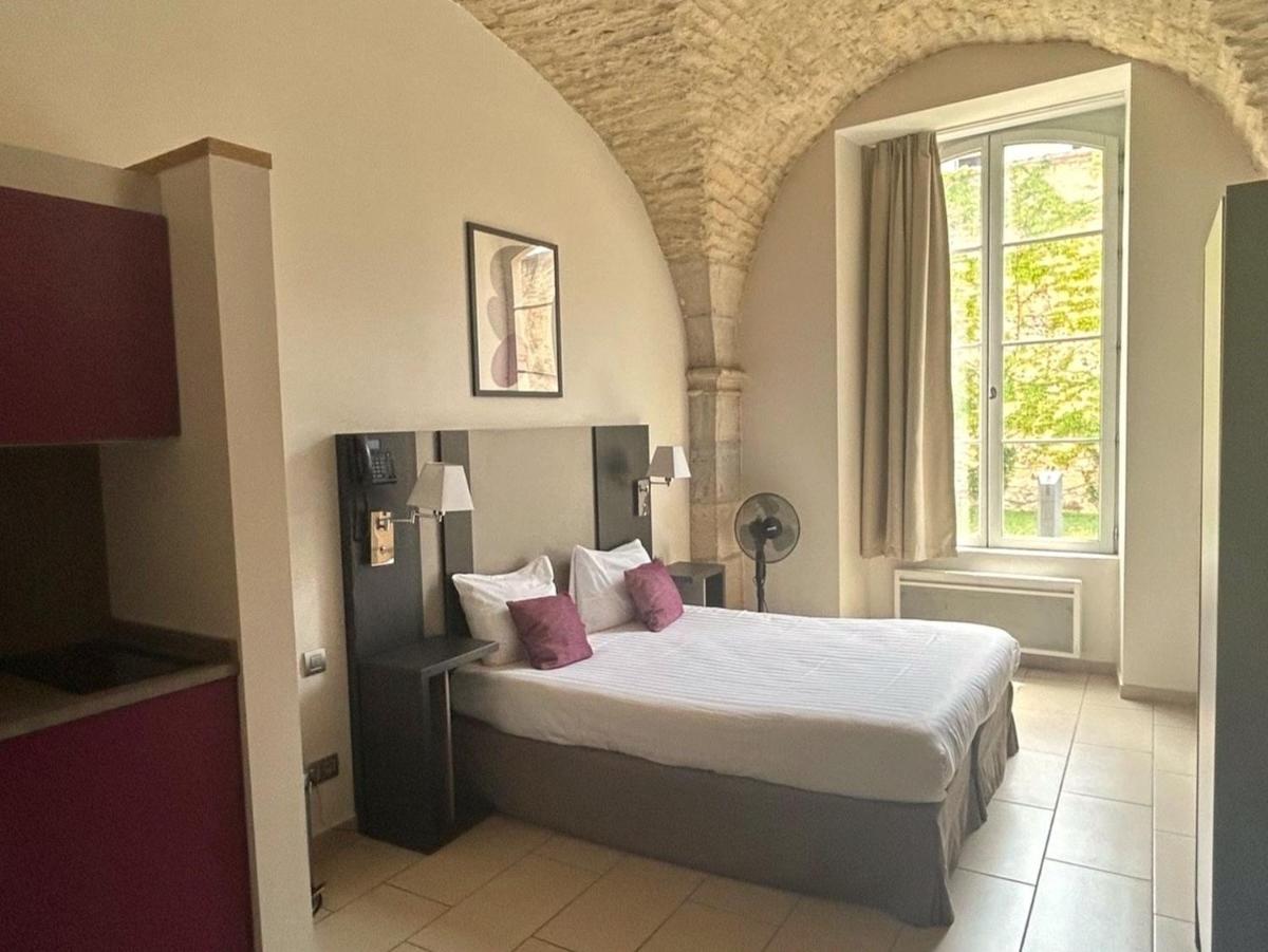 Un ou plusieurs lits dans un hébergement de l'établissement Appart'hôtel Odalys City - Dijon Centre Les Cordeliers