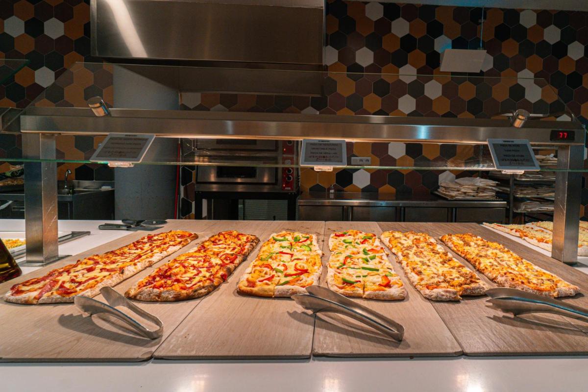 Comida en o cerca de este hotel