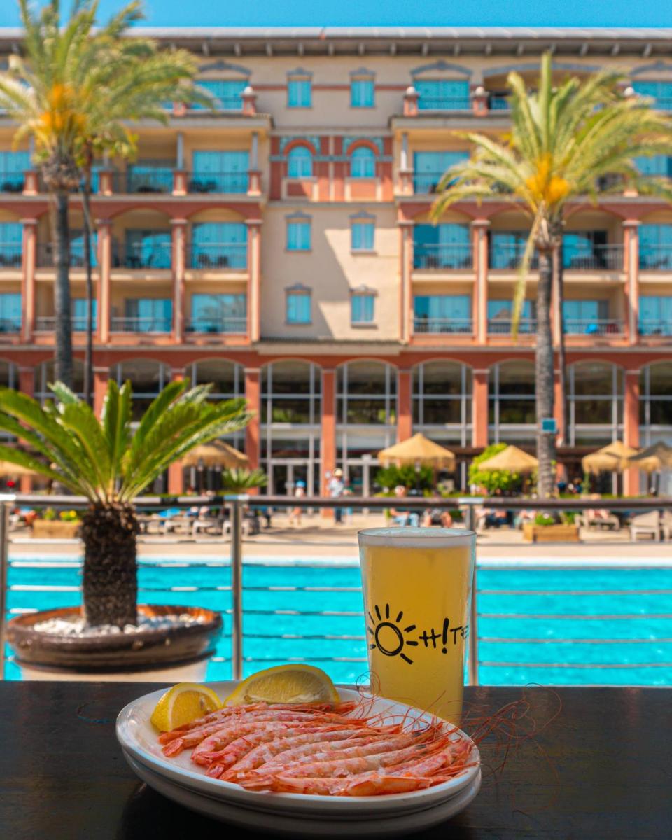 Comida en o cerca de este hotel