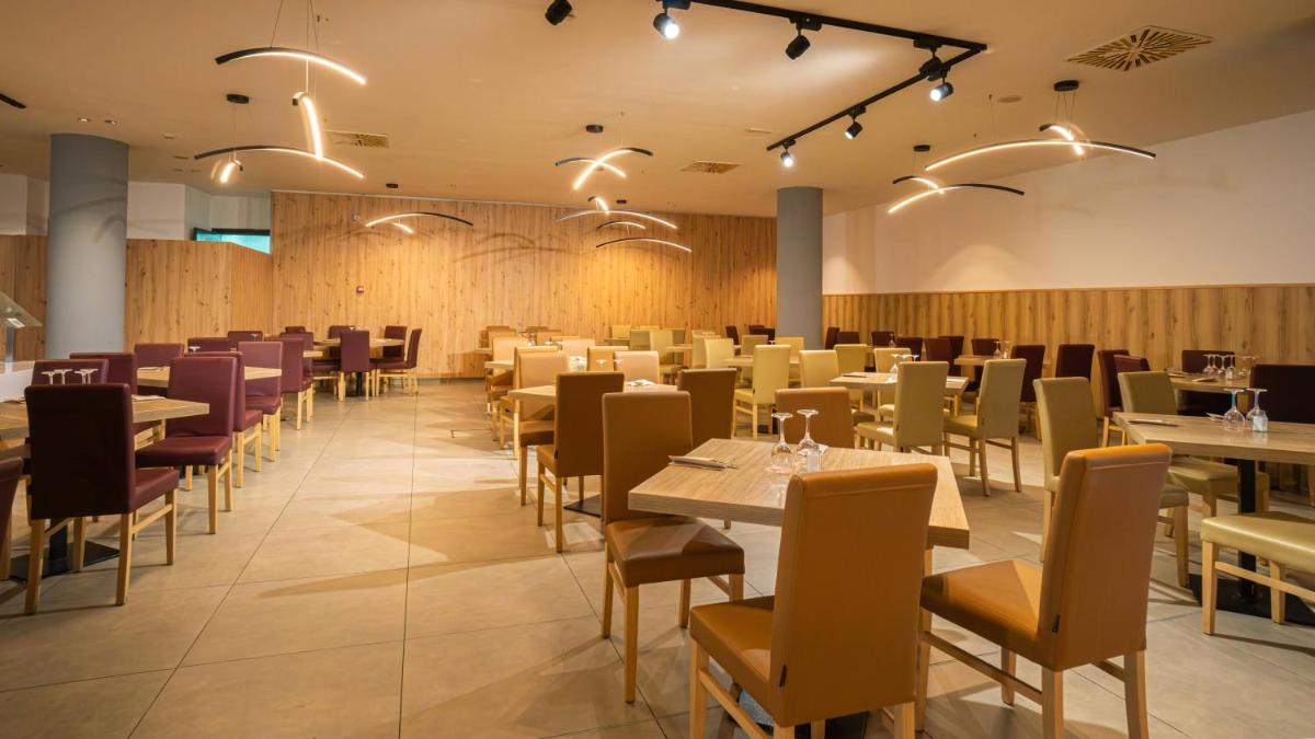 Un restaurante o sitio para comer en Ohtels Islantilla