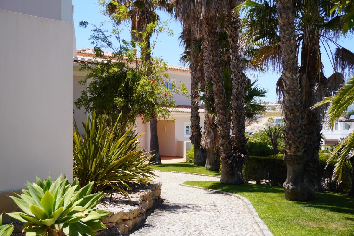 Um jardim no exterior de Clube Porto Mos - Sunplace Hotels & Beach Resort