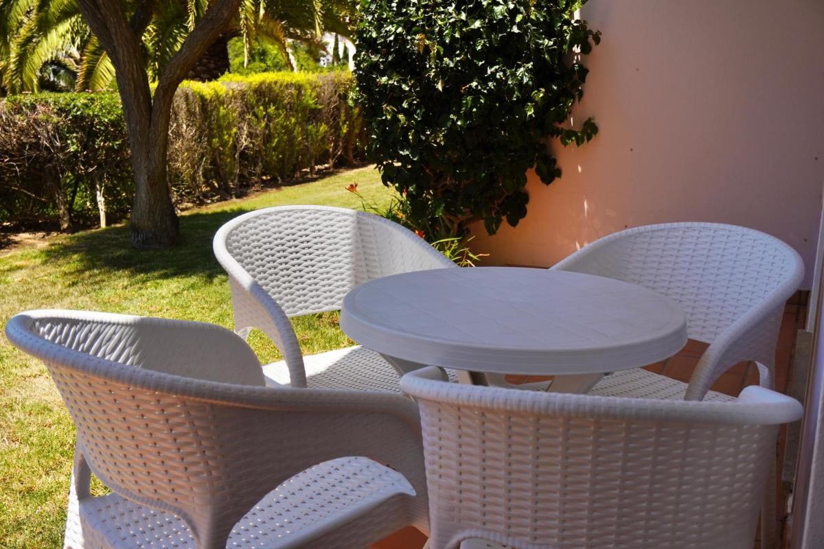 Um jardim no exterior de Clube Porto Mos - Sunplace Hotels & Beach Resort