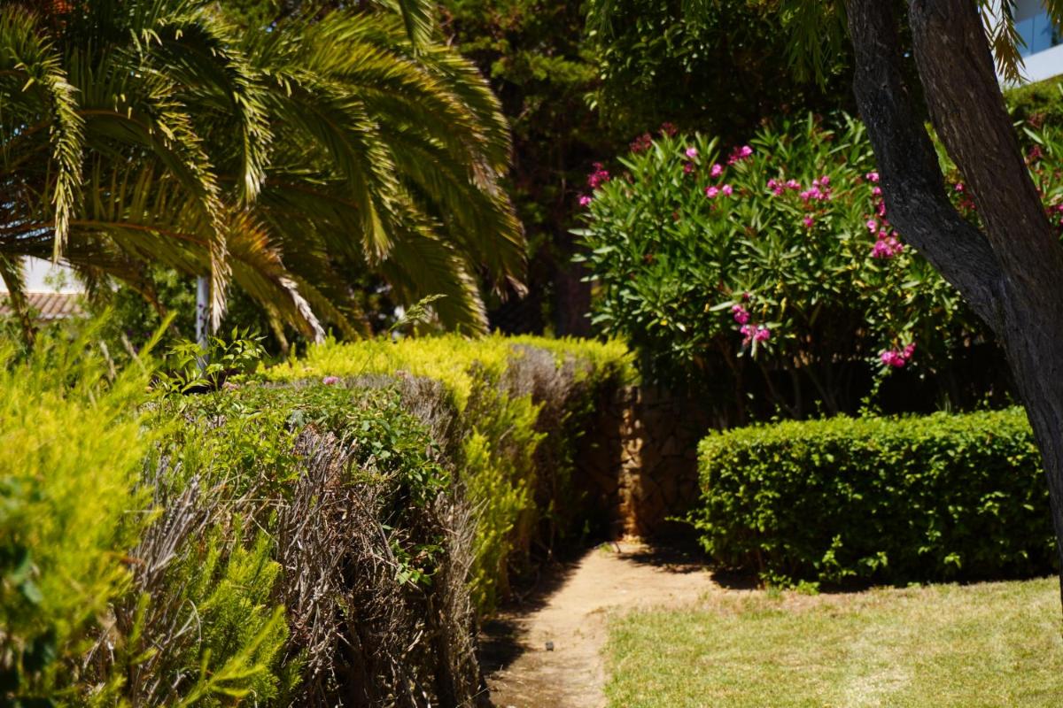 Um jardim no exterior de Clube Porto Mos - Sunplace Hotels & Beach Resort