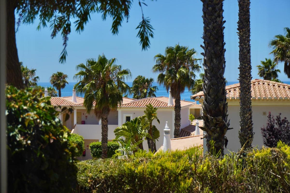 Um jardim no exterior de Clube Porto Mos - Sunplace Hotels & Beach Resort