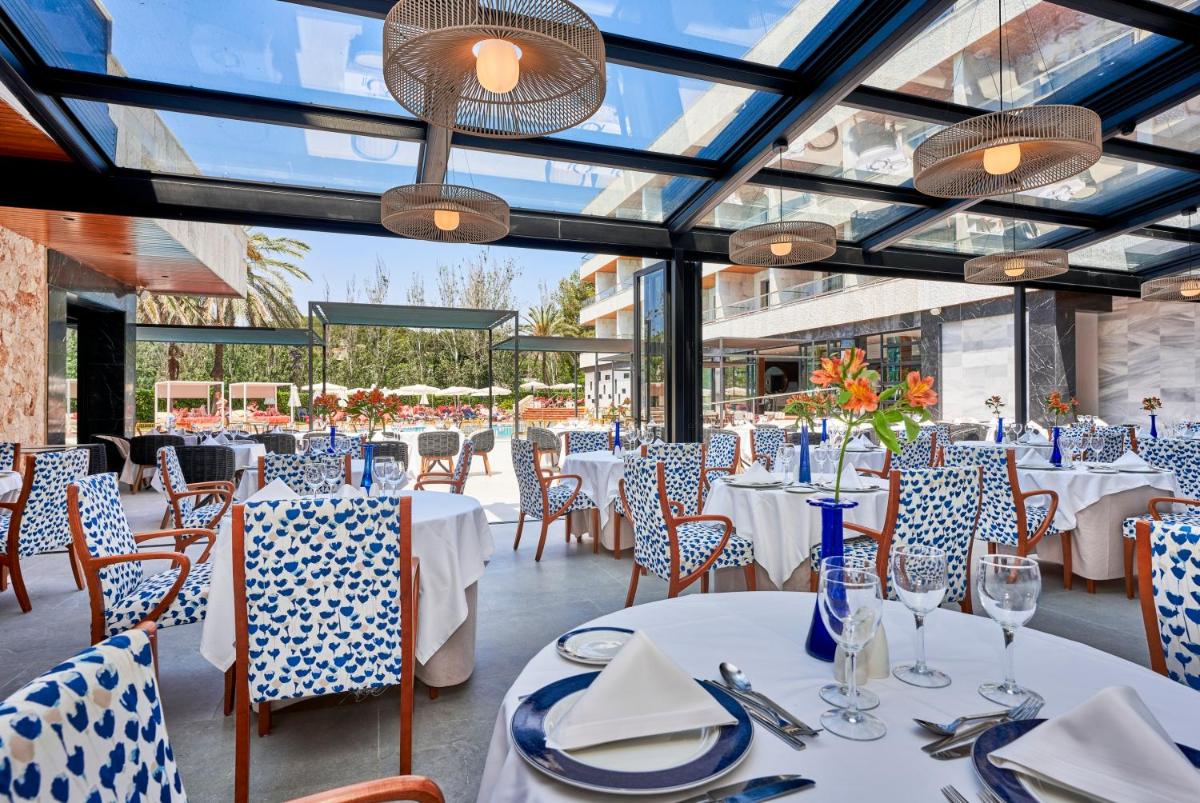 Un restaurante o sitio para comer en Hotel Serrano Palace
