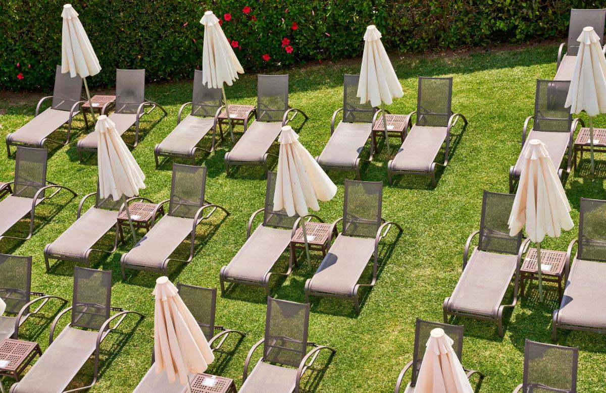 Jardín al aire libre en Hotel Serrano Palace