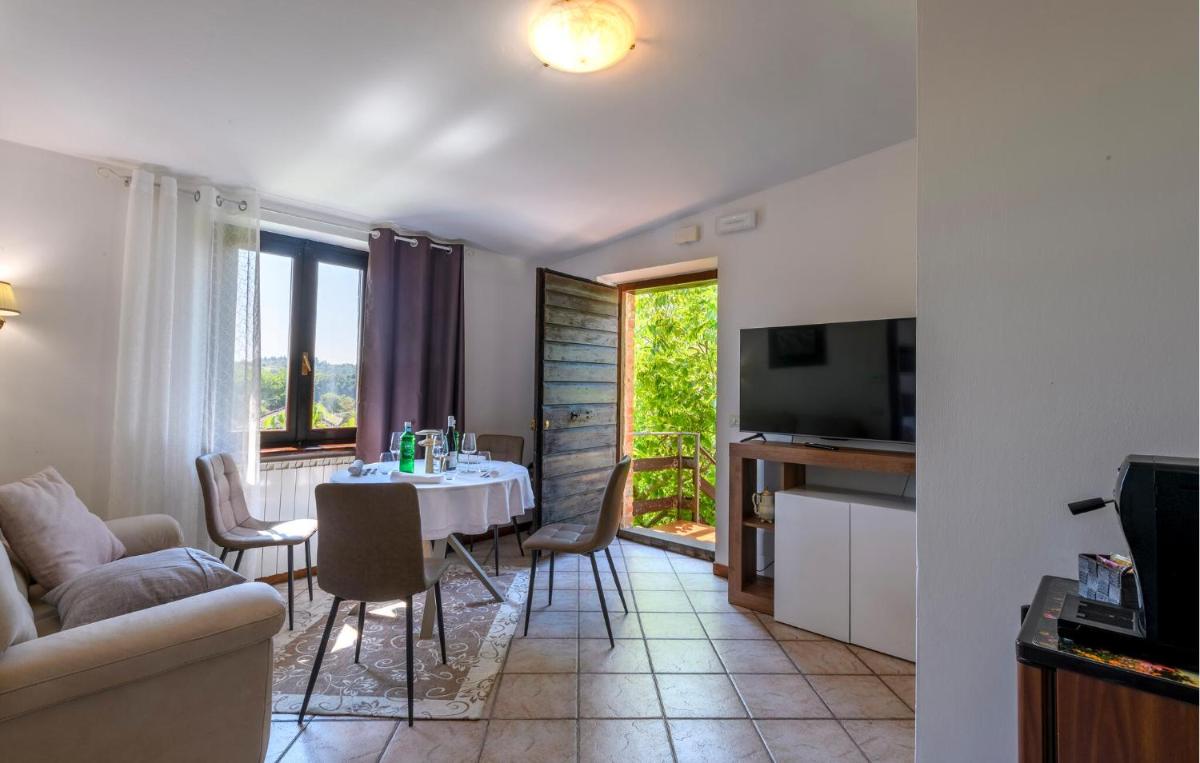 Stunning Apartment In Montemonaco - Housity