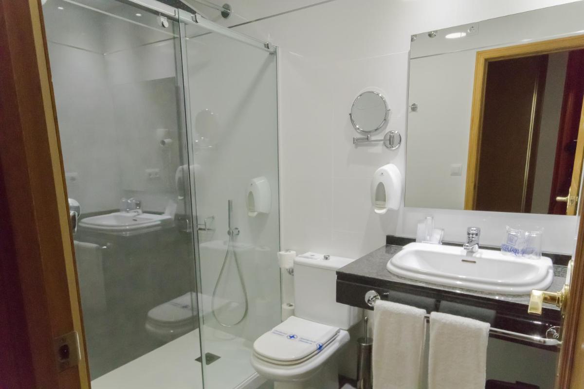 Un baño de Hotel Spa Nanin Playa
