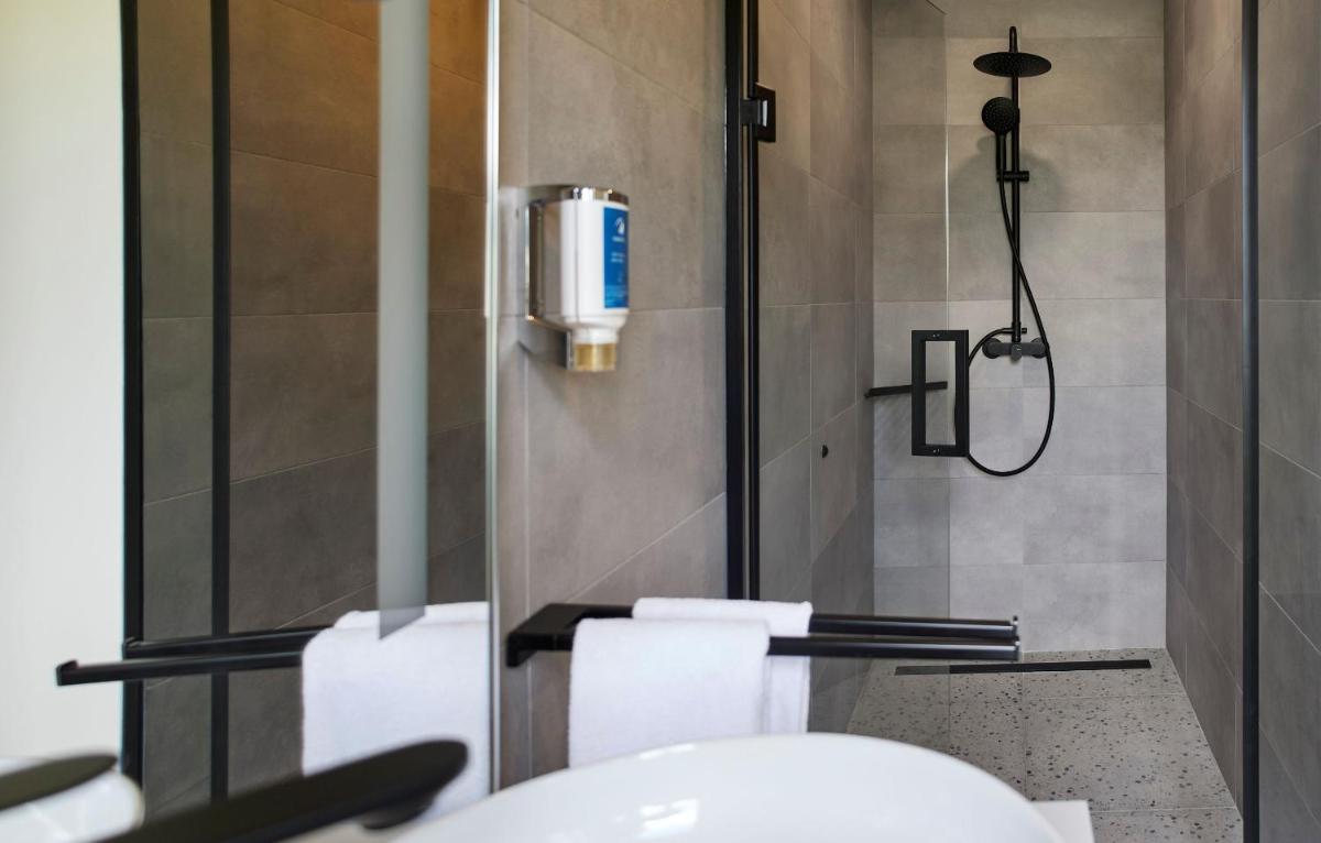 Uma casa de banho em ROBINSON QUINTA DA RIA - All Inclusive