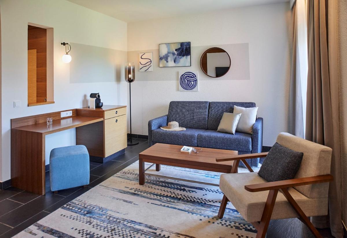 Uma área de estar em ROBINSON QUINTA DA RIA - All Inclusive