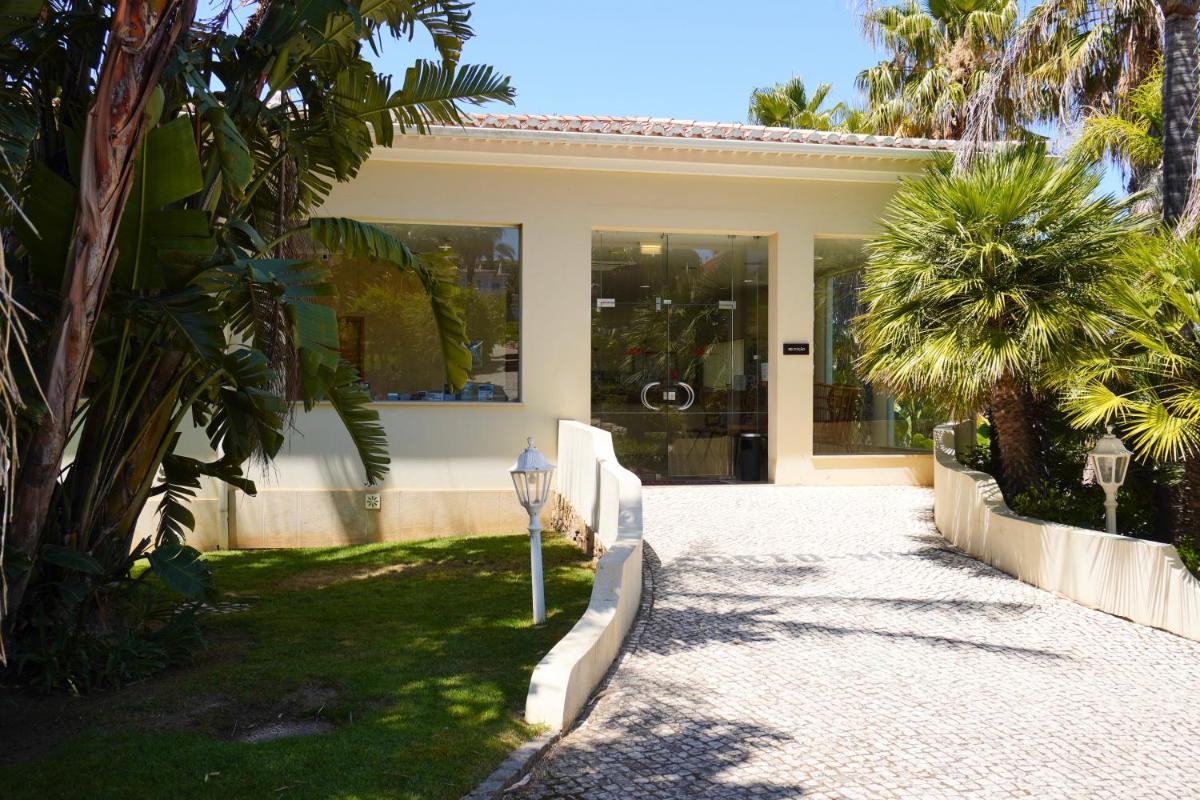 Um jardim no exterior de Clube Porto Mos - Sunplace Hotels & Beach Resort