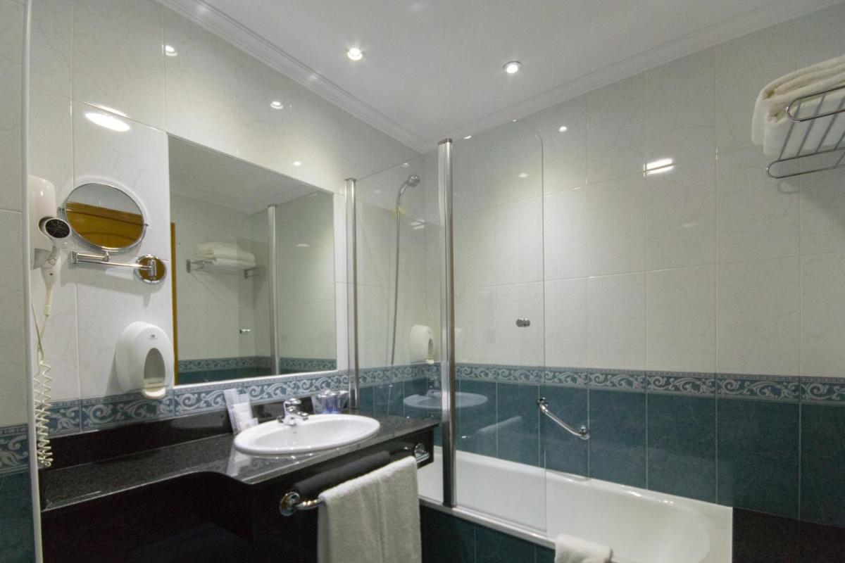 Un baño de Hotel Spa Nanin Playa