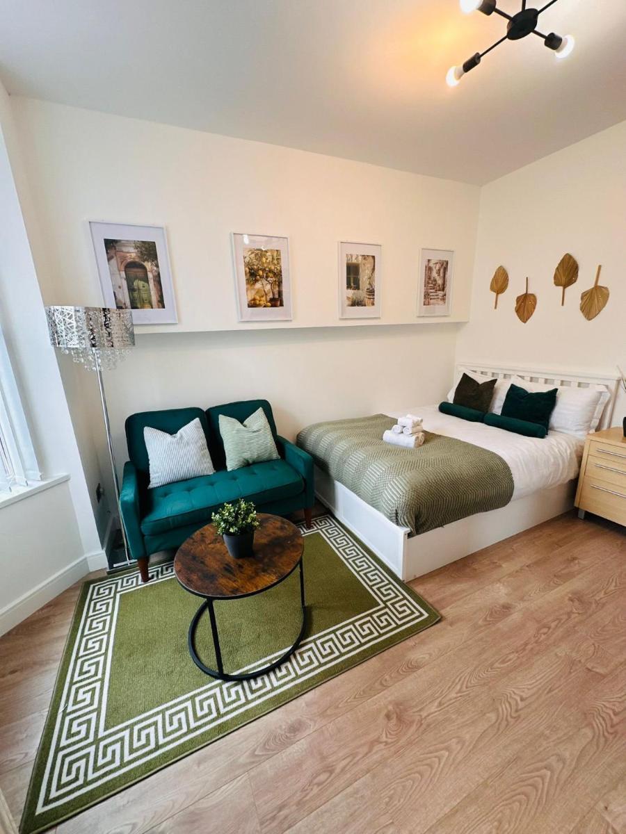 Luxury Private Room with Shared Bathroom and with its own Kitchenette in Halesowen R2 - Housity