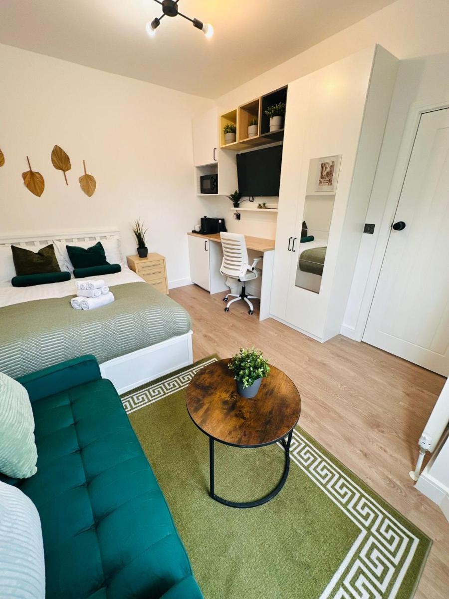 Luxury Private Room with Shared Bathroom and with its own Kitchenette in Halesowen R2 - Housity